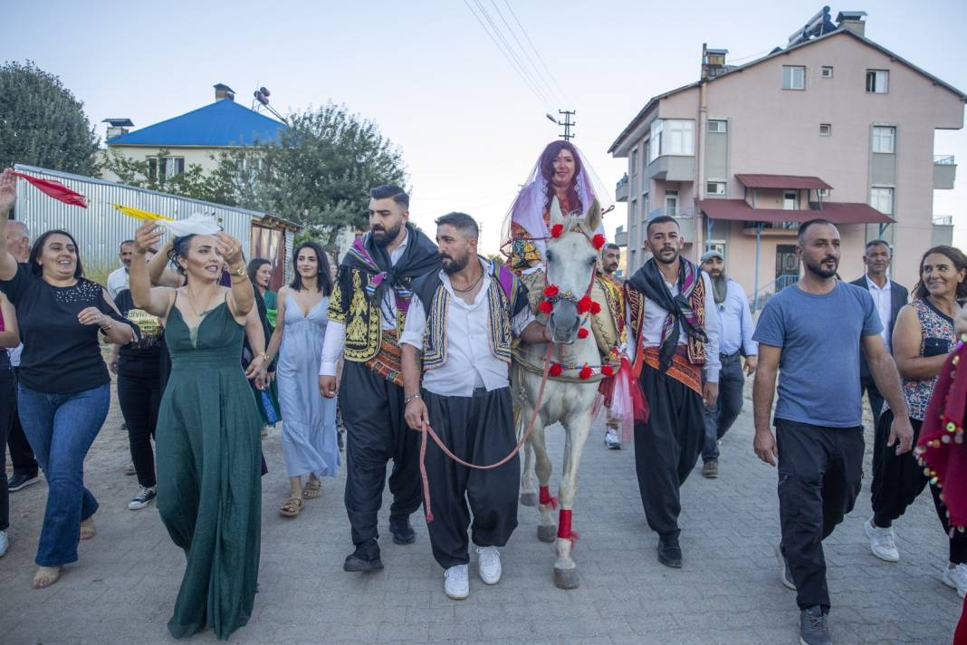 Almanya'dan gelin geldi: Tunceli düğününde tek tek hepsini yerine getirdi 6